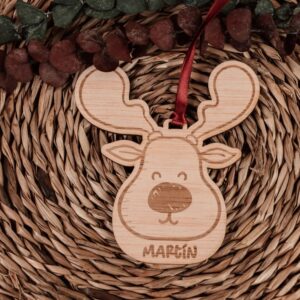 Bola de Navidad Personalizada con Nombre – Diseño Navideño Grabado en Madera - Imagen 11