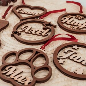 Bola de Navidad Personalizada con Nombre - Figuras de Madera - Imagen 4
