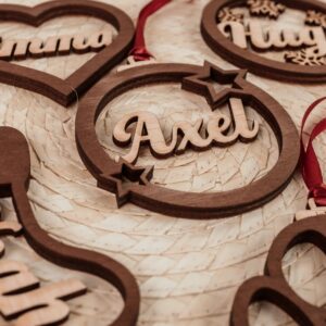Bola de Navidad Personalizada con Nombre - Figuras de Madera - Imagen 18