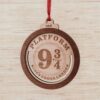 Bola de Navidad Harry Potter Plataforma 9 3/4 en madera grabada láser con cinta roja inloff