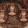 Bolas de Navidad Harry Potter personalizadas con nombres Anna, Alex e Iker, madera arce y nogal con cinta roja sobre cesta mimbre