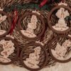 Bolas de Navidad Mickey Mouse personalizadas con nombres Álvaro, Gema, Ricardo, Estefanía, Hugo y José, en madera natural con ribete nogal, sobre cesta navideña