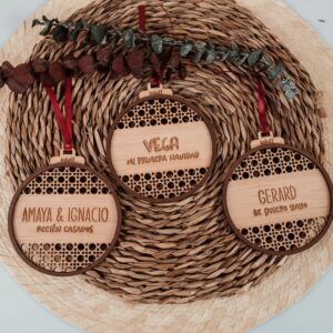 Bola de Navidad de Madera Personalizada con Frase - Imagen 3