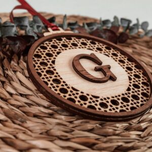 Bola de Navidad Ratán Personalizada con Inicial - Imagen 3