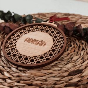 Bola de Navidad Personalizada Ratán con Nombre - Imagen 3