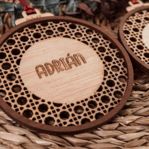 Bola de Navidad Personalizada Ratán con Nombre - Imagen 11