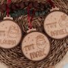 Bolas de Navidad personalizadas de los Reyes Magos Melchor, Gaspar y Baltasar en madera de arce con grabado láser y cintas roja y plateada sobre cesta decorativa