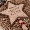 Estrella de Navidad personalizada en madera de arce con apellido Familia Sánchez Roldán grabado, ribete efecto nogal y decoración de pequeñas estrellas