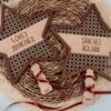 Estrellas de Navidad de madera con patrón ratán calado personalizadas con apellidos López Jiménez y Sánchez Roldán, acabado nogal natural