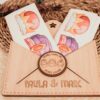 Sobre mágico de madera para cartas a los Reyes Magos personalizado con nombres Paula y Marc, junto a dibujos infantiles de caramelos navideños