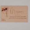 Placa de madera personalizada para boda con nombres grabados, mensaje de agradecimiento y ramillete de flores preservadas en tonos tierra