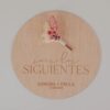 Placa redonda de madera grabada Sois los Siguientes personalizada con nombres Sandra y Paula y fecha de boda, decorada con flores secas rosas