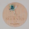 Placa redonda de madera personalizada con grabado Sois los Siguientes, nombres Vicky y Pedro, fecha 12.08.2024 y ramo de flores preservadas azules
