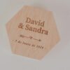 Porta alianzas hexagonal de madera con nombres David y Sandra y fecha de boda grabados a láser