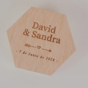 Porta Alianzas Hexagonal Madera Personalizado – Grabado a Láser