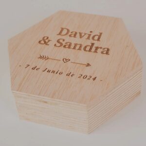 Porta Alianzas Hexagonal Madera Personalizado - Grabado a Láser - Imagen 3