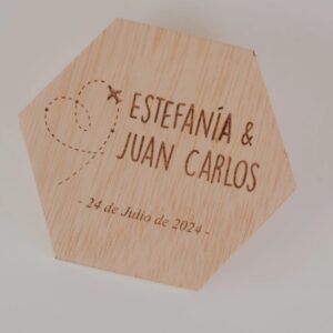 Porta Alianzas Hexagonal Personalizado «Nuestra Boda Viajera»