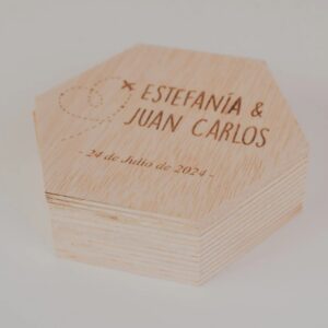 Porta Alianzas Hexagonal Personalizado "Nuestra Boda Viajera" - Imagen 3