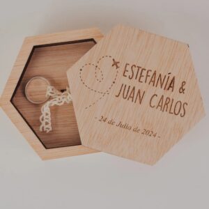 Porta Alianzas Hexagonal Personalizado "Nuestra Boda Viajera" - Imagen 5