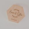 Porta alianzas hexagonal de madera personalizado con nombres Aarón y Esther y fecha de boda grabados a láser, estilo vintage