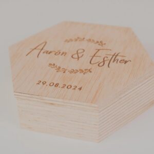 Porta Alianzas Hexagonal Personalizado en Madera - Imagen 3