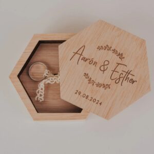 Porta Alianzas Hexagonal Personalizado en Madera - Imagen 8