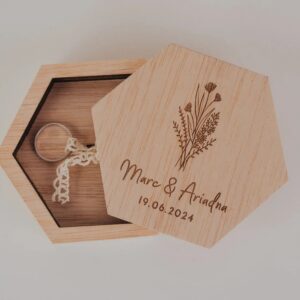 Porta Alianzas Hexagonal Personalizado en Madera - Imagen 4