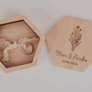 Porta Alianzas Hexagonal Personalizado en Madera - Imagen 10