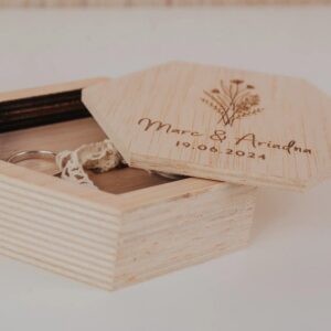 Porta Alianzas Hexagonal Personalizado en Madera - Imagen 9