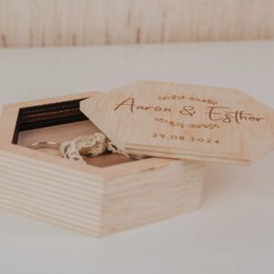 Porta Alianzas Hexagonal Personalizado en Madera - Imagen 6