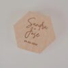 Porta alianzas hexagonal de madera con nombres Sandra y Jose grabados a láser y fecha de boda personalizada