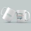 Taza blanca personalizada para profesores con mensaje 'Mis personas favoritas me llaman profe' en colores verde, rosa y azul, con texto personalizable curso 2023/24