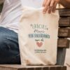 Tote bag de algodón beige personalizada para profesora con texto Gracias Marc por enseñarnos con el corazón y nombre de la clase Los Dinosaurios curso 2023/24