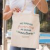 Totebag profe personalizada de algodón beige con mensaje Mis personas favoritas me llaman monitora en verde y rosa, clase Los Dinosaurios curso 2023/24
