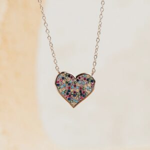 Collar de plata de ley con colgante corazón circonitas multicolor sobre fondo claro, cadena ajustable, regalo Día de la Madre inloff