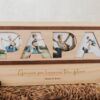Marco fotos madera pino natural con palabra PAPÁ formada por 4 fotografías y mensaje personalizado grabado, regalo día del padre artesanal inloff