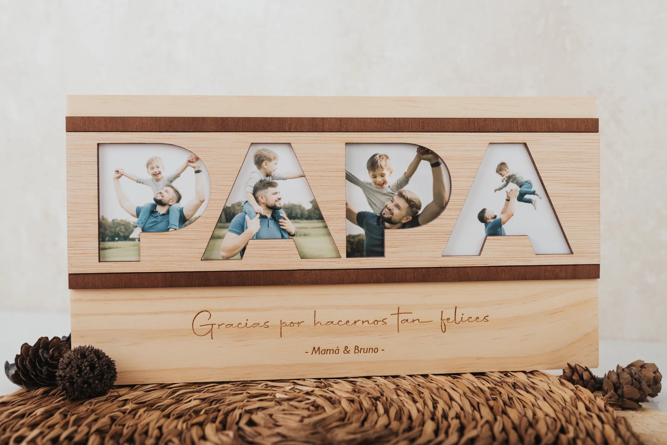 Marco fotos madera pino natural con palabra PAPÁ formada por 4 fotografías y mensaje personalizado grabado, regalo día del padre artesanal inloff