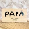 Marco de madera personalizado con la palabra PAPÁ escrita con letra infantil en metacrilato negro, con nombres Noe y Mamá y fecha grabada