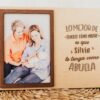 Marco de fotos personalizado para abuela en madera natural con nombres de nietos grabados a láser y foto de abuela con nieta