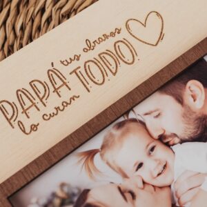 Marco Fotos Personalizado "Los Abrazos de Papá" - Madera Grabada - Imagen 4