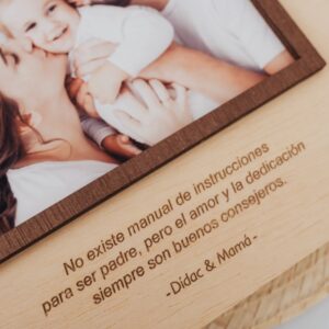 Marco Fotos Personalizado "Los Abrazos de Papá" - Madera Grabada - Imagen 5