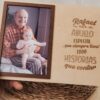 Marco de fotos de madera personalizado para abuelo con grabado láser del nombre Rafael y mensaje especial, incluye foto vertical de abuelo con nieto