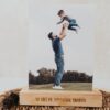Base de madera de pino personalizada con foto de padre e hijo y mensaje grabado 'Tú eres mi superhéroe favorito'