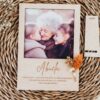 Portafotos vintage de madera personalizado con foto de abuela y nietos, texto grabado a láser y marco polaroid 10x10cm, estilo artesanal natural