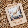 Portafotos imán Super Abuela personalizado en madera con foto de nietos y nombres grabados, sobre cesta de mimbre con flores secas