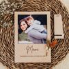 Portafotos personalizado Mamá estilo Polaroid en madera natural con foto de madre e hija, mensaje grabado y flores secas decorativas sobre fondo de mimbre