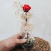 Jarrón de cristal personalizado con musgo natural, rosa eterna roja y chapa de madera grabada para Sant Jordi