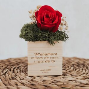 Cubo de Madera Personalizado con Rosa Eterna Sant Jordi - Imagen 3