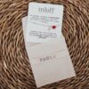 Pulsera de plata Sant Jordi con rosa grabada e inicial P personalizada sobre estuche con nombre Paula grabado