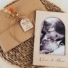 Tarjeta mensaje personalizada para mamá en madera natural con foto impresa y dedicatoria grabada, junto a caja kraft con flores secas y etiqueta de madera